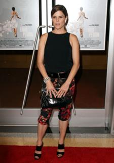 Neve Campbell feet photo thumbnail
