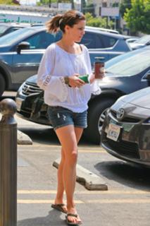 Neve Campbell feet photo thumbnail