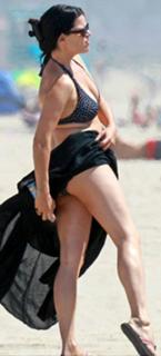 Neve Campbell feet photo thumbnail