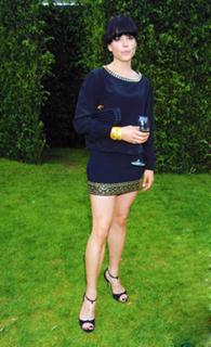 Neve Campbell feet photo thumbnail