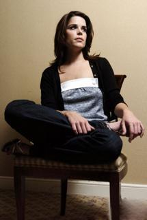 Neve Campbell feet photo thumbnail