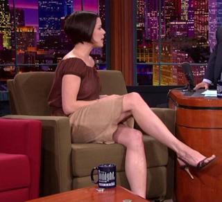 Neve Campbell feet photo thumbnail