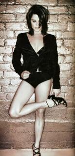 Neve Campbell feet photo thumbnail