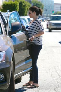 Neve Campbell feet photo thumbnail