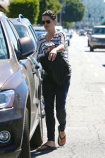 Neve Campbell feet photo thumbnail