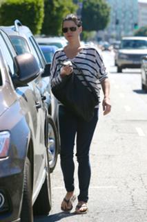 Neve Campbell feet photo thumbnail