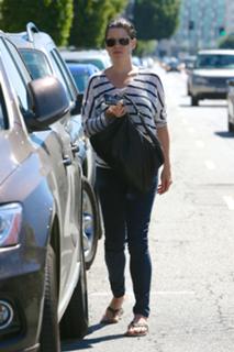 Neve Campbell feet photo thumbnail