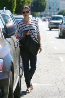 Neve Campbell feet photo thumbnail