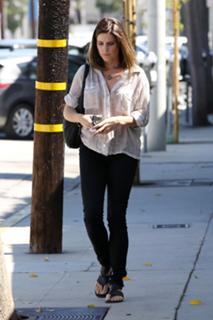 Neve Campbell feet photo thumbnail