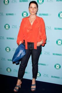 Neve Campbell feet photo thumbnail