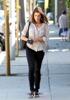 Neve Campbell feet photo thumbnail