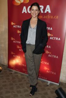 Neve Campbell feet photo thumbnail