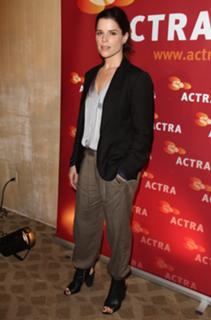 Neve Campbell feet photo thumbnail