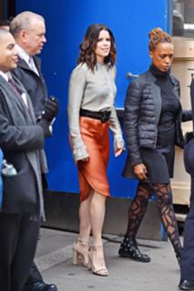 Neve Campbell feet photo thumbnail
