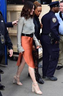 Neve Campbell feet photo thumbnail