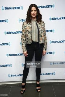 Neve Campbell feet photo thumbnail