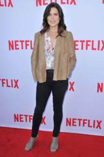 Neve Campbell feet photo thumbnail