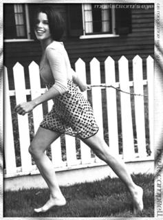 Neve Campbell feet photo thumbnail