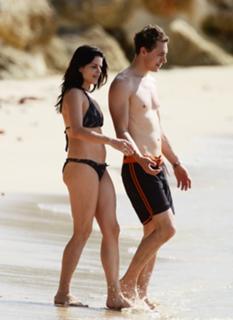 Neve Campbell feet photo thumbnail