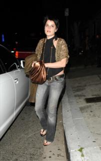 Neve Campbell feet photo thumbnail