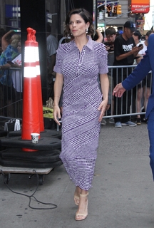Neve Campbell feet photo thumbnail