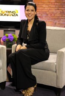 Neve Campbell feet photo thumbnail