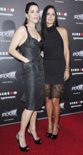 Neve Campbell feet photo thumbnail