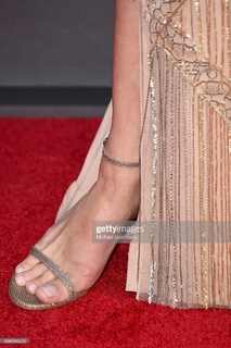 Neve Campbell feet photo thumbnail