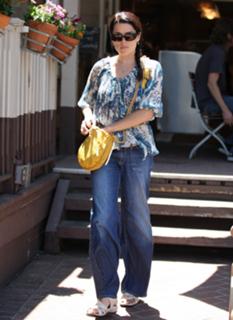 Neve Campbell feet photo thumbnail