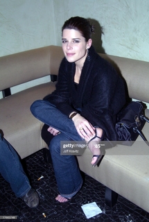 Neve Campbell feet photo thumbnail