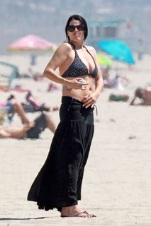 Neve Campbell feet photo thumbnail