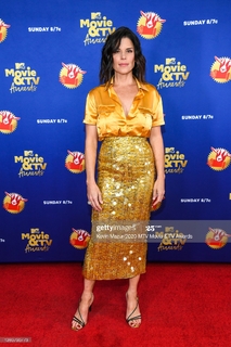 Neve Campbell feet photo thumbnail