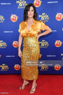 Neve Campbell feet photo thumbnail