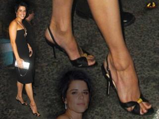 Neve Campbell feet photo thumbnail