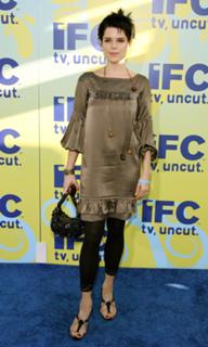 Neve Campbell feet photo thumbnail