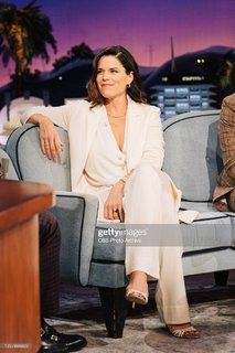 Neve Campbell feet photo thumbnail