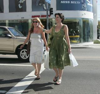 Neve Campbell feet photo thumbnail