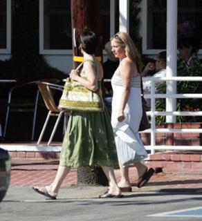 Neve Campbell feet photo thumbnail