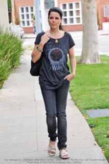 Neve Campbell feet photo thumbnail
