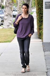 Neve Campbell feet photo thumbnail