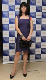 Neve Campbell feet photo thumbnail