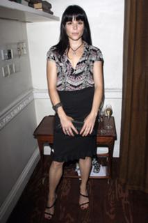 Neve Campbell feet photo thumbnail