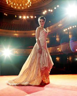 Neve Campbell feet photo thumbnail