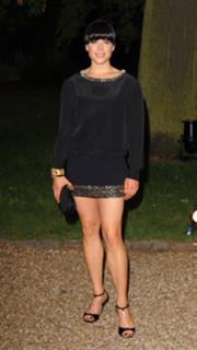 Neve Campbell feet photo thumbnail