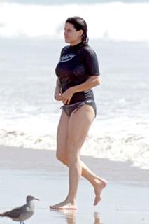 Neve Campbell feet photo thumbnail