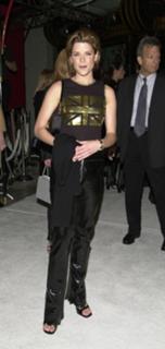 Neve Campbell feet photo thumbnail