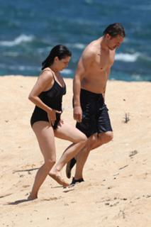 Neve Campbell feet photo thumbnail