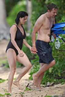 Neve Campbell feet photo thumbnail