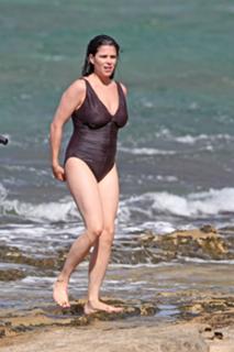 Neve Campbell feet photo thumbnail