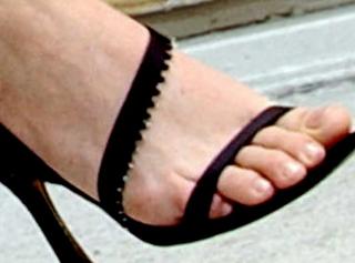 Neve Campbell feet photo thumbnail